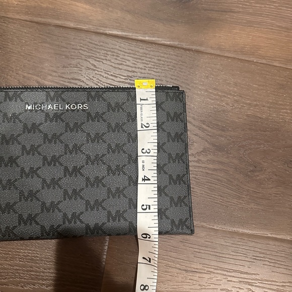 NWT Michael Kors Large Zip Clutch - Picture 8 of 9